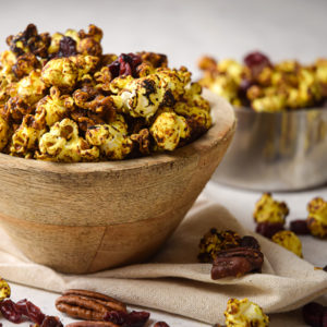 Spiced and caramelized pop corn