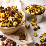 Spiced and caramelized pop corn