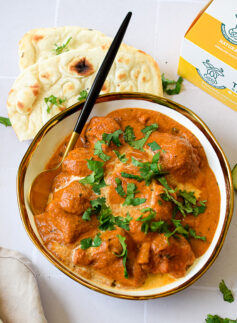 butter chicken with rice and naan bread